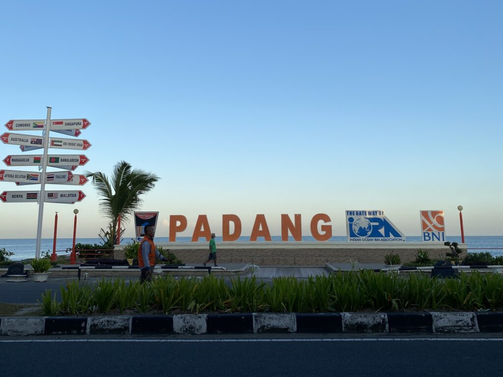Tugu tulisan PADANG yang berada di kawasan Pantai Padang salah satu spot foto favorit wisatawan.